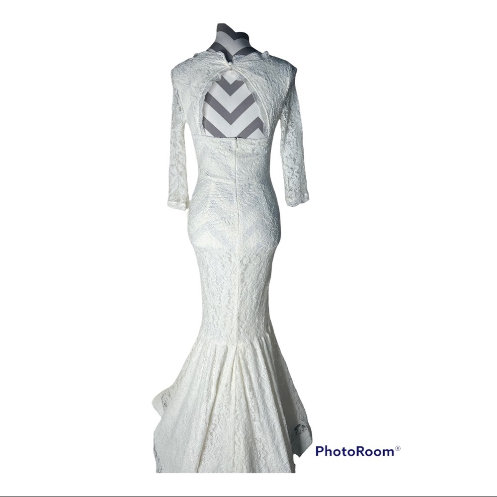 White wedding dress lace form fitting - Picture 7 of 8